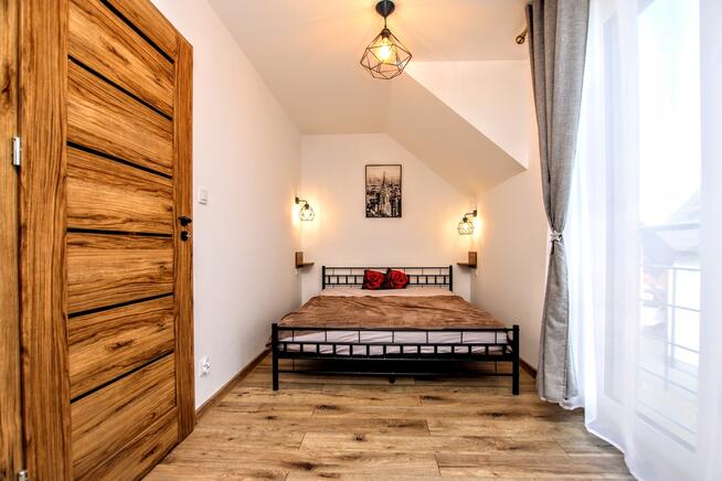 nowoczesny dom w zabudowie bliźniaczej, ogródek