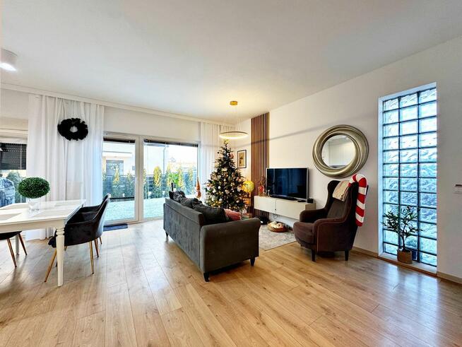 Dom Mierzyn gm. Kołbaskowo, Zeusa