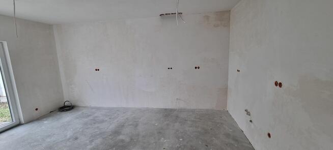 Mieszkanie w szeregowcu z ogródkiem i 2 miejscami postojowym