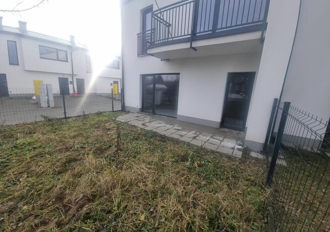 Mieszkanie w szeregowcu z ogródkiem i 2 miejscami postojowym