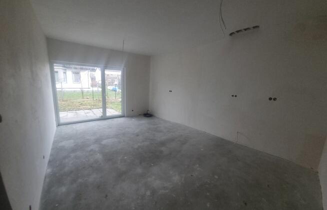 Mieszkanie w szeregowcu z ogródkiem i 2 miejscami postojowym