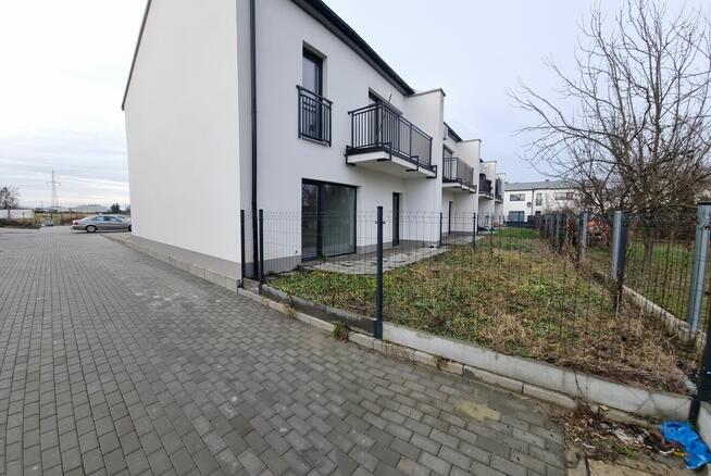 Mieszkanie w szeregowcu z ogródkiem i 2 miejscami postojowym