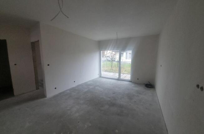 Mieszkanie w szeregowcu z ogródkiem i 2 miejscami postojowym