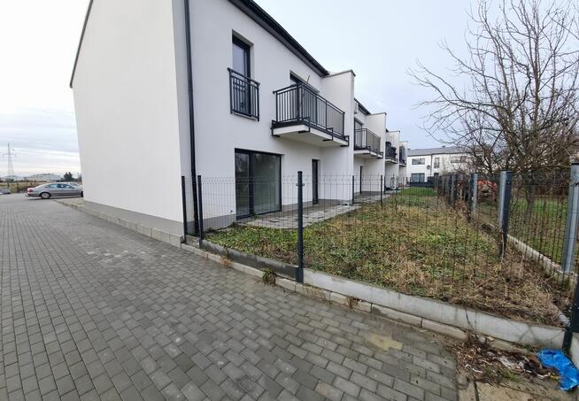 Mieszkanie w szeregowcu z ogródkiem i 2 miejscami postojowym