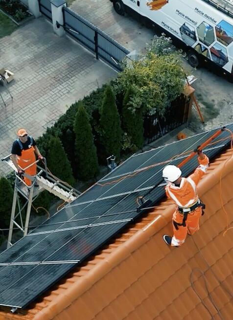 Praca przy myciu dachów, elewacji i kostki