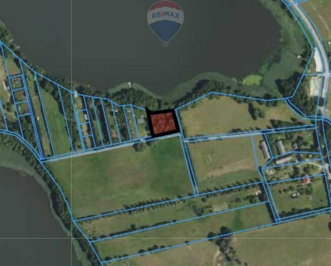 Działka z linią brzegową, siedlisko z sadem i las