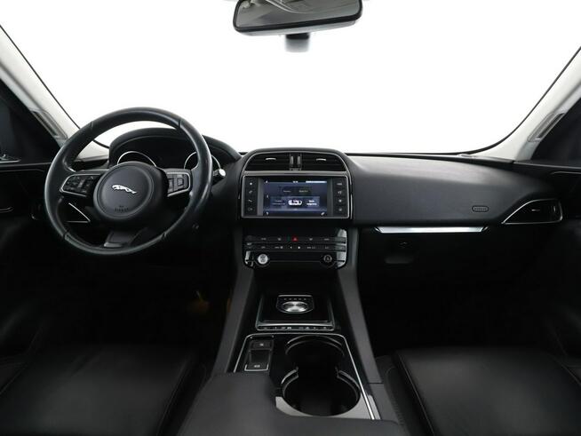 Jaguar F-PACE 20d Automat AWD Portfolio Nawigacja Tempomat Meridian Bixenon Kamera