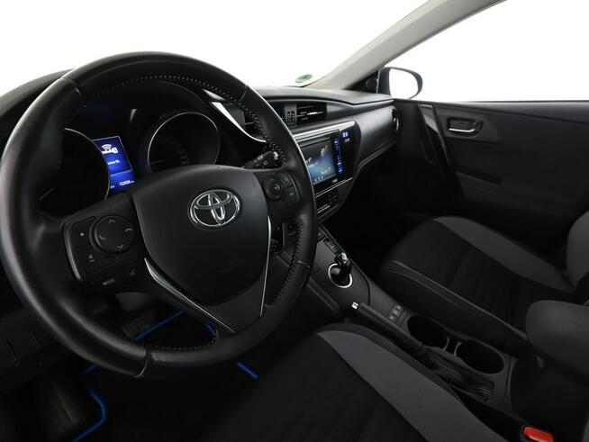 Toyota Auris hybryda kamera tempomat Bluetooth