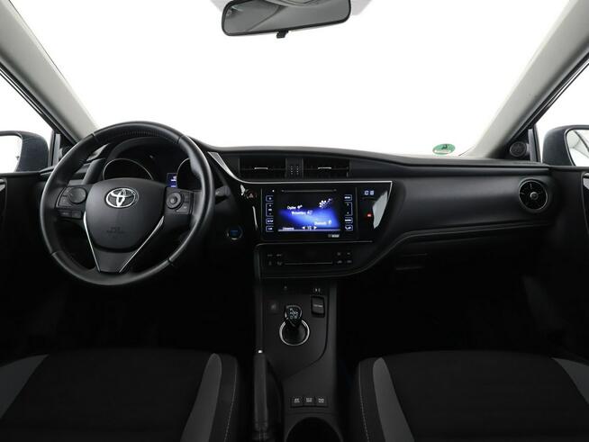 Toyota Auris hybryda kamera tempomat Bluetooth