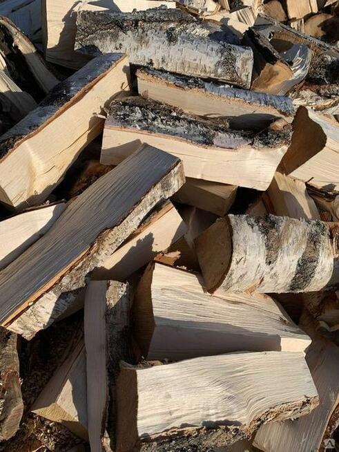 Drewno opałowe i kominkowe – sprzedaż z dowozem na terenie w