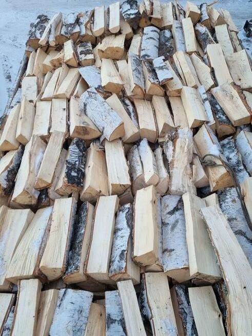 Drewno opałowe i kominkowe – sprzedaż z dowozem na terenie w