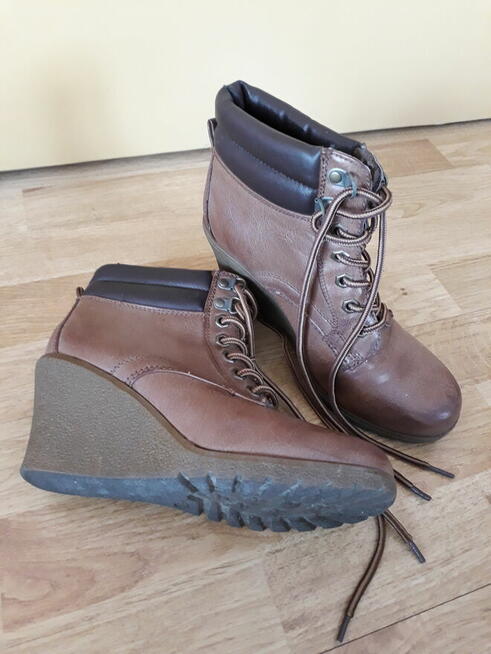 Półbuty damskie na koturnie