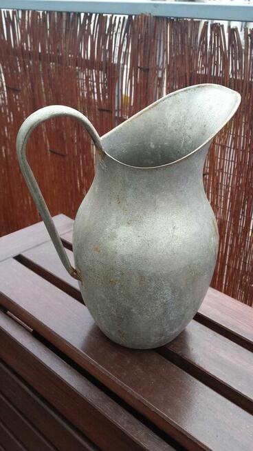 Stary aluminiowy dzbanek karafka retro vintage