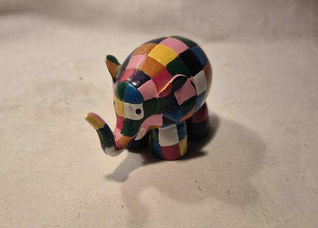 Słonik w kratkę z uniesioną trąbą słoń figurka tworzywo