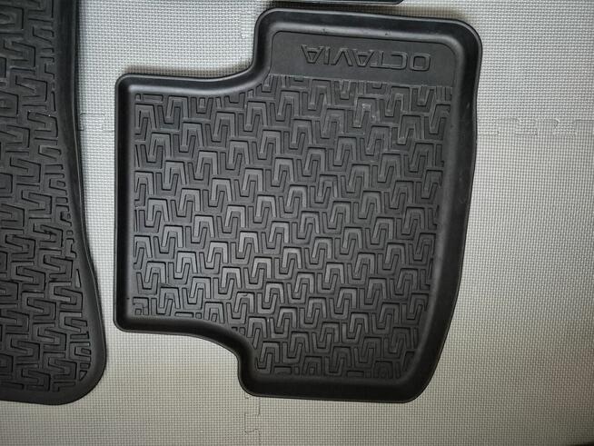 3 oryg. dywaniki gumowe Skoda Octavia 3 świetny stan