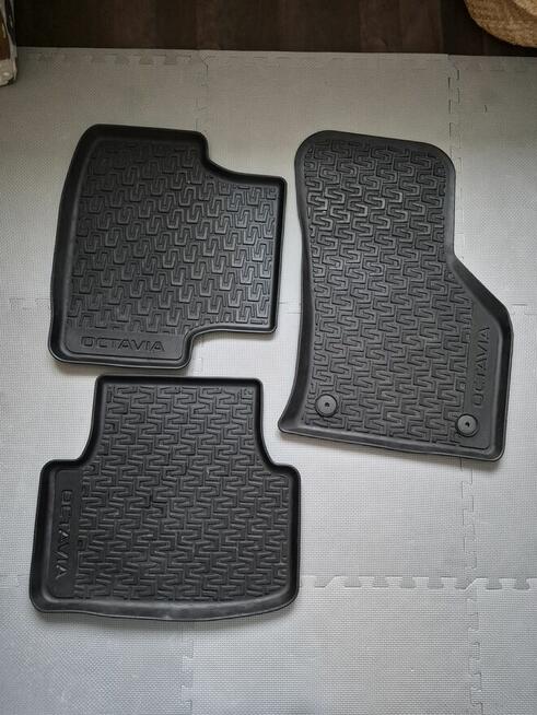 3 oryg. dywaniki gumowe Skoda Octavia 3 świetny stan