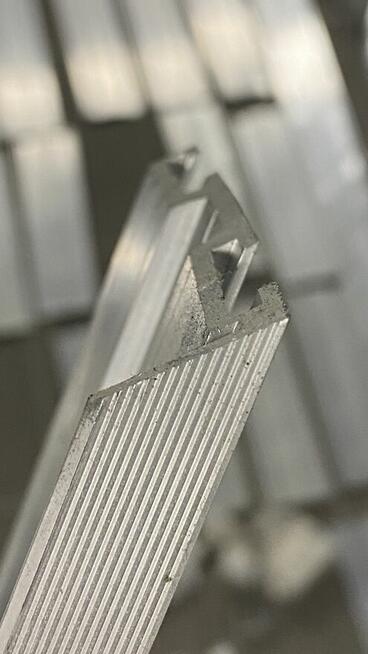 Listwa cokołowa przypodłogowa aluminiowa zlicowana ze ścianą