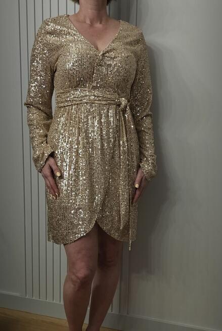 Tania wyprzedaż ciuchów z likwidacji sklepu, sukienki karna