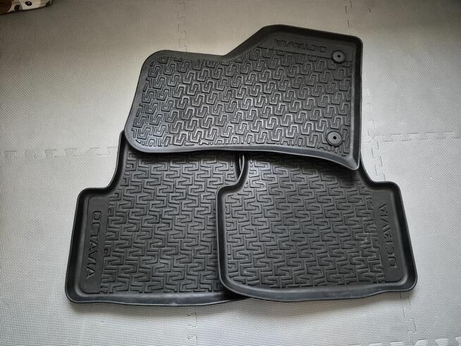 3 oryg. dywaniki gumowe Skoda Octavia 3 świetny stan