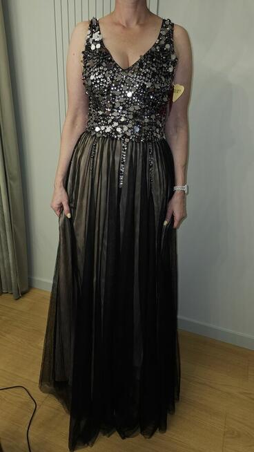 Tania wyprzedaż ciuchów z likwidacji sklepu, sukienki karna