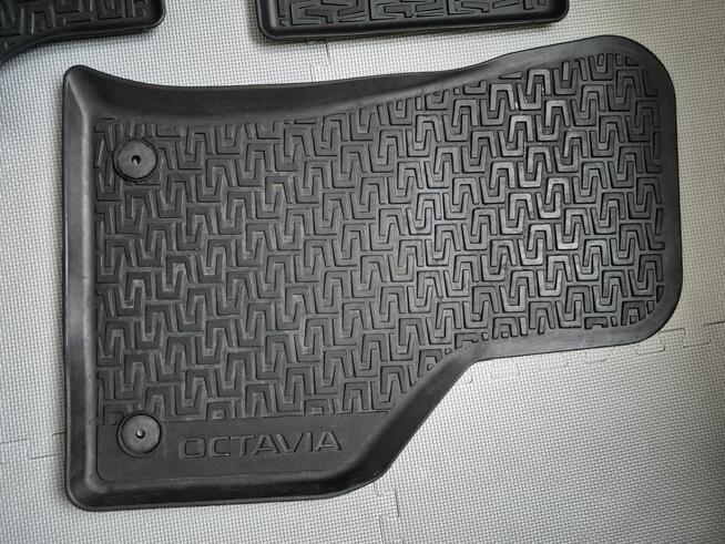 3 oryg. dywaniki gumowe Skoda Octavia 3 świetny stan