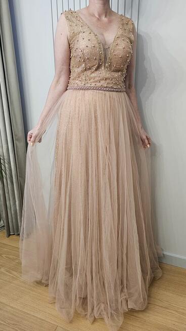 Tania wyprzedaż ciuchów z likwidacji sklepu, sukienki karna