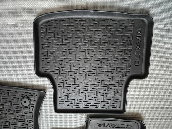 3 oryg. dywaniki gumowe Skoda Octavia 3 świetny stan