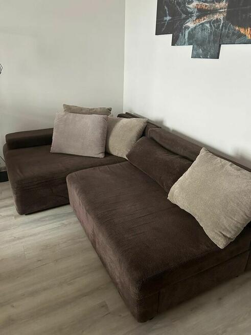Brązowa narożna kanapa