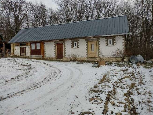 Sprzedam nieruchomość z zabudowaniami gospodarczymi i polem