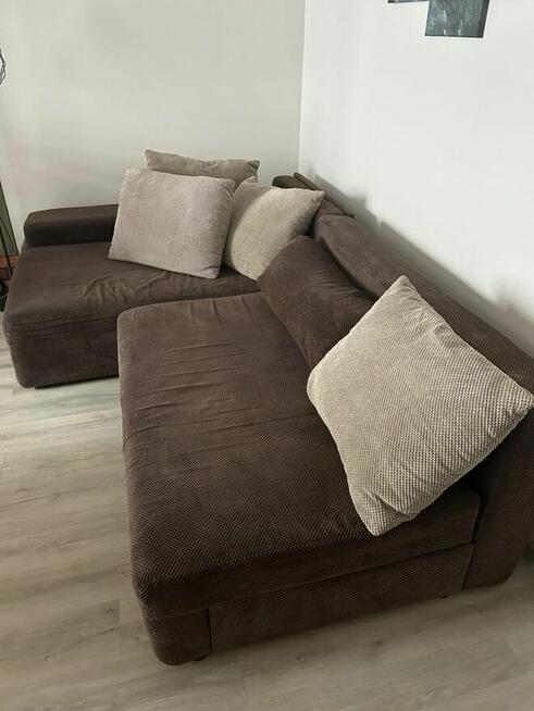 Brązowa narożna kanapa