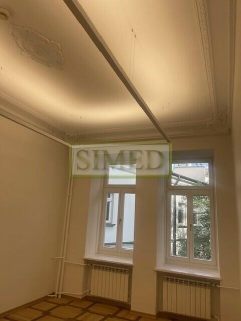 Reprezentacyjna kamienica ,zadbane patio, 3 pokoje