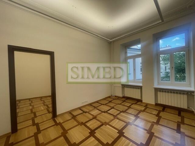 Reprezentacyjna kamienica ,zadbane patio, 3 pokoje