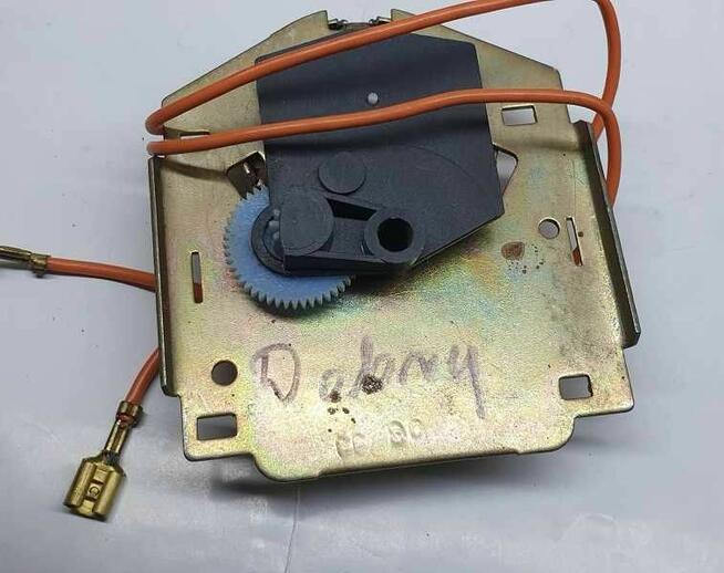 Zabytkowy silnik z przekładnią do programatora