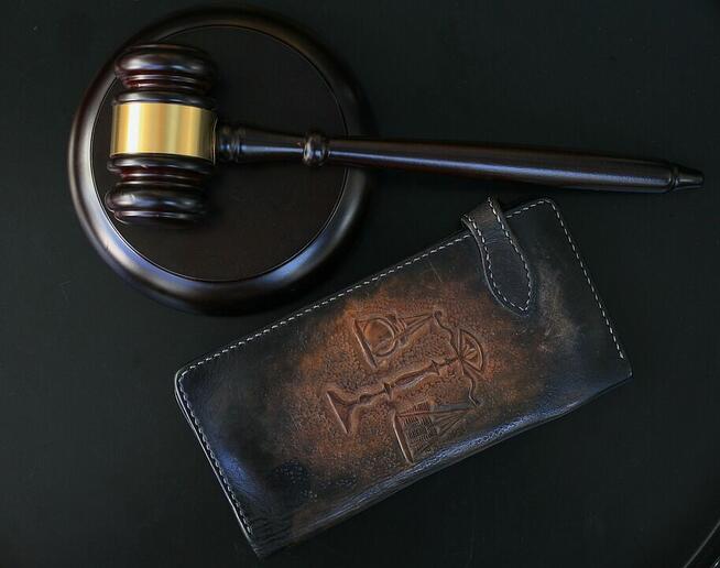 Syndyk sprzeda hurtowo obuwie, odzież i akcesoria, nowa cena