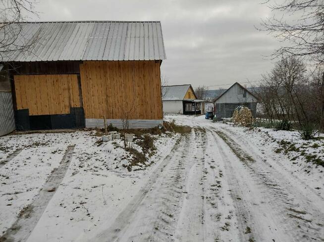Sprzedam nieruchomość z zabudowaniami gospodarczymi i polem