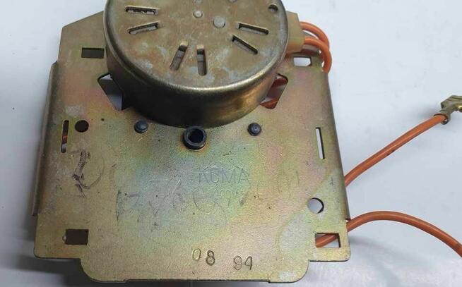 Zabytkowy silnik z przekładnią do programatora