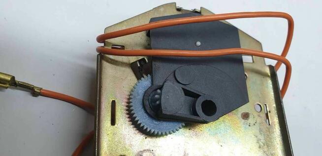 Zabytkowy silnik z przekładnią do programatora