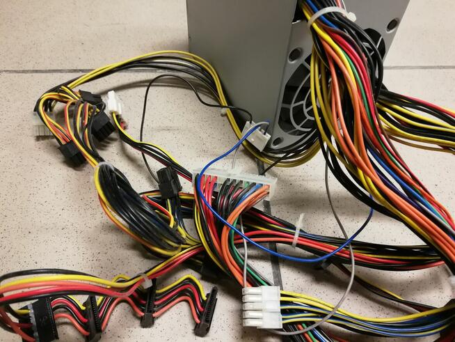 zasilacz o mocy 700W do kart graficznych