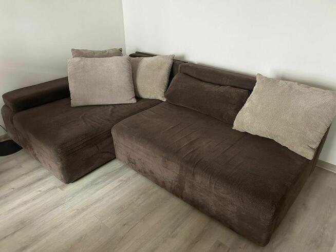 Brązowa narożna kanapa