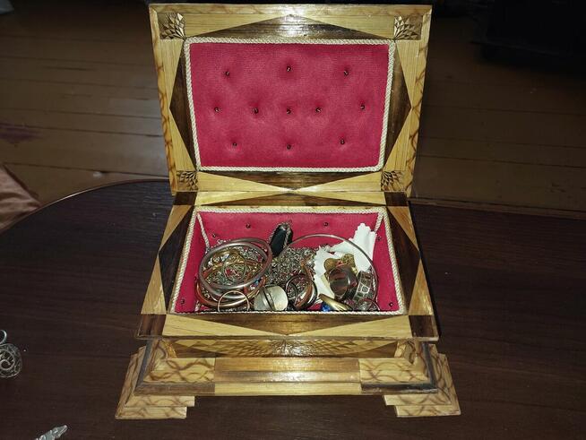 Sprzedam szkatułkę z zawartością