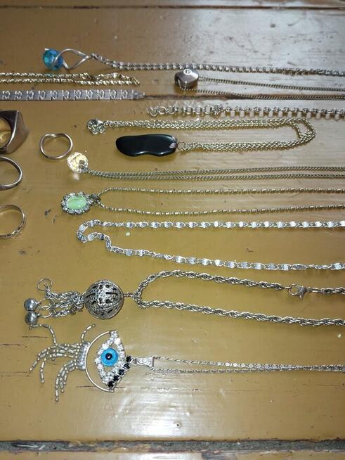 Sprzedam szkatułkę z zawartością