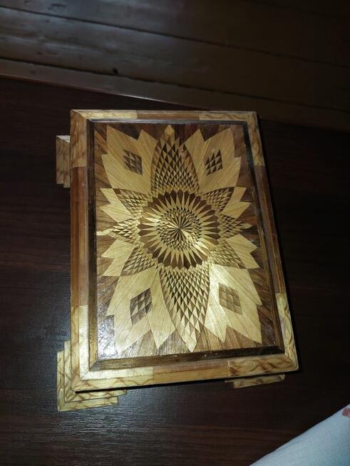 Sprzedam szkatułkę z zawartością