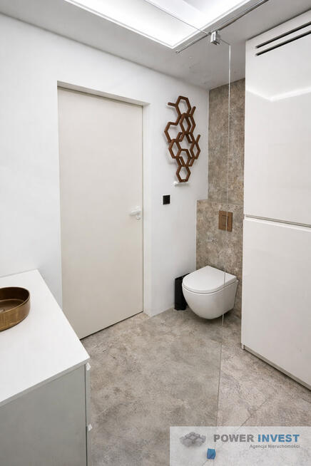 Dom z ogródkiem, garażem i miejscem postojowym