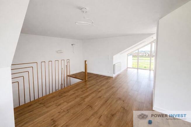 Dom z ogródkiem, garażem i miejscem postojowym