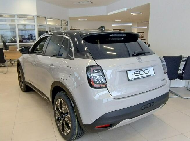 Fiat 600 1.2DCT 110KM La Prima Kremowy Cappucino z czarnym dachem