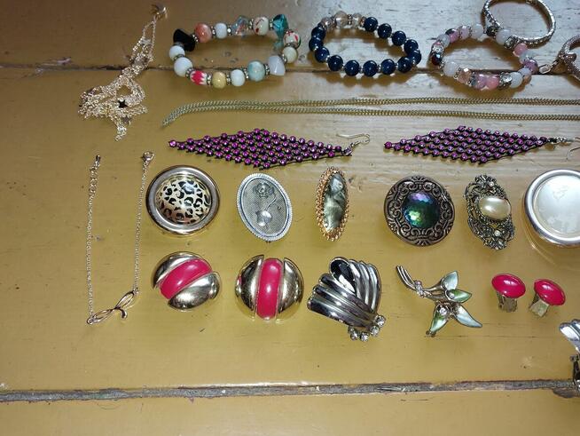 Sprzedam biżuterię ze szkatułką