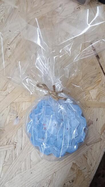 Świece sojowe w kształcie kwiatów.