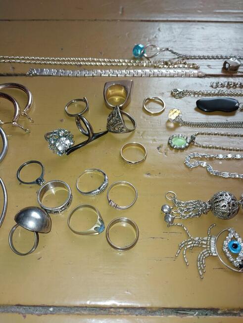 Sprzedam szkatułkę z zawartością