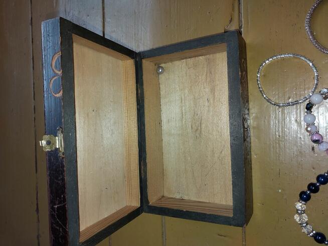 Sprzedam biżuterię ze szkatułką