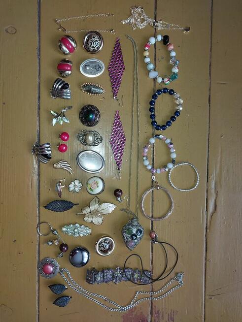 Sprzedam biżuterię ze szkatułką